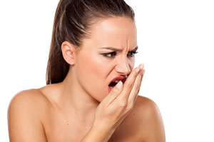 Mau hálito, causa e tratamentos