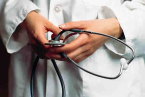 Como o acompanhamento médico pode evitar agravos na saúde?