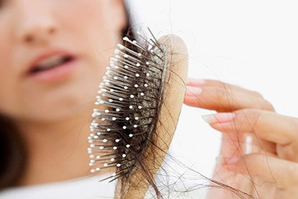 Veja com um médico porque seu cabelo tem caído muito! Veja com um médico porque seu cabelo tem caído muito!Veja com um médico porque seu cabelo tem caído muito!